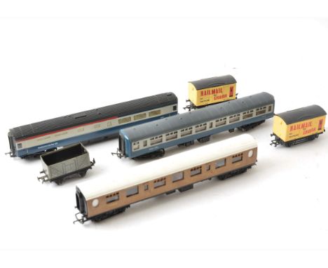 Boxed and Unboxed 00 Gauge Rolling Stock, including boxed Bachmann BR suburban coaches 34-675B and 34-700B, both E, boxes VG-