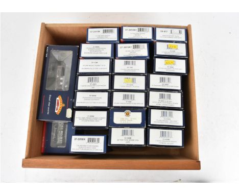 Boxed Bachmann 00 Gauge Freight Stock,  most appear to be in original boxes, including 3-wagon sets 37-078K and 37-079K, SR Q