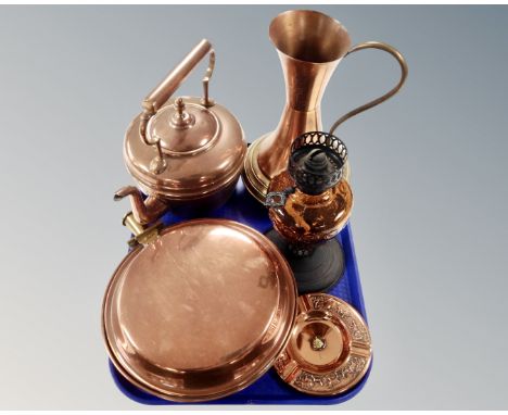 A tray of assorted copper wares to include Victorian copper kettle together with an oil lamp with amber glass reservoir 