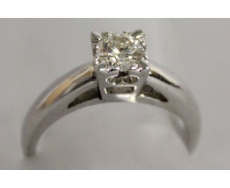 AN 18CT WHITE GOLD AND DIAMOND SOLITAIRE RING.