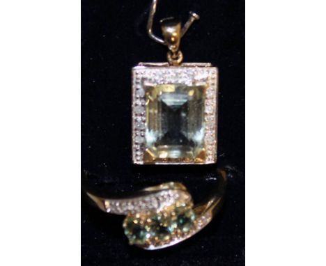 A 9CT YELLOW GOLD GREEN AMETHYST RING AND PENDANT.