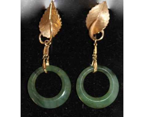 A PAIR OF 14CT YELLOW GOLD AND JADE LEAF SHAPED EARRINGS.