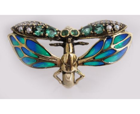 A 9CT YELLOW GOLD EMERALD, DIAMOND AND PLIQUE ENAMEL ART DECO DESIGN BUTTERFLY RING.