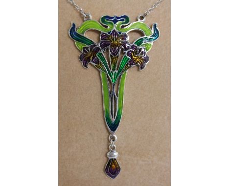 AN ART DECO DESIGN SILVER AND ENAMEL FLOWER PENDANT AND CHAIN.