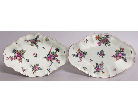 AN GOOD PAIR OF 18TH CENTURY WORCESTER FLORAL PAINTED DISHES.