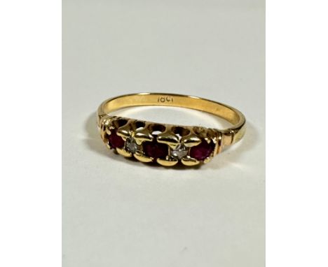 An 18ct gold three stone ruby and two stone diamond point ring mounted in claw setting (S/T) (3.47g)