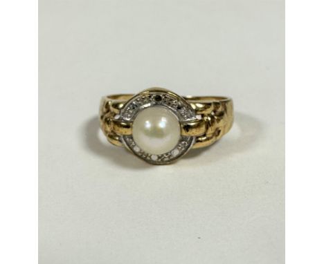 A 9ct gold cultured pearl ring, the cultured pearl mounted in white metal, with chain link style shoulders (S) (2.16g)