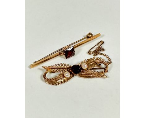 A 9ct gold fern garnet and twin cultured pearl scroll brooch complete with safety chain (4cm) and a 9ct gold bar brooch set p