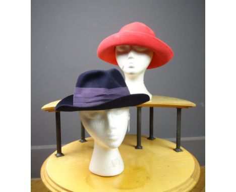 A ladies vintage felt and velvet hat