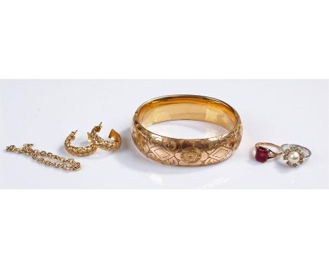 Mixed jewellery, including a gold plated bangle, two rings, a pair of earrings and a yellow metal chain (qty)