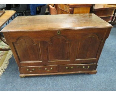 AN OAK MULE CHEST, the hinged lid above a fielded triple panel front with two drawers below, raised on bracket feet, H 84 cm,
