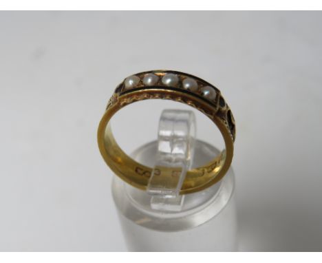 A VICTORIAN 15CT GOLD, SEED PEARL AND ENAMEL MOURNING RING, with alternating woven hair and engraved foliate panels 