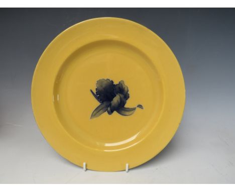 WILLIAM MOORCROFT - A BUTTERSCOTCH GLAZED PLATE WITH MOORCROFT MUSEUM LABEL TO THE BASE, having central tube lined embellishm