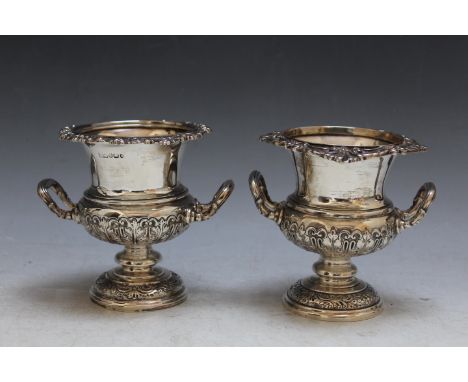 A SMALL PAIR OF HALLMARKED SILVER TWIN HANDLED TABLE TOP CAMPANA URNS BY LEE &amp; WIGFALL - SHEFFIELD 1897, approx combined 