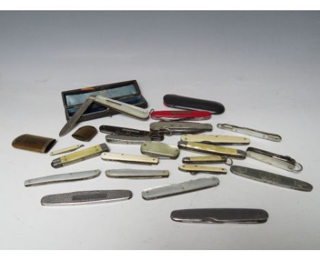 A COLLECTION OF VINTAGE PENKNIVES ETC, to include a selection of mother of pearl handled examples, one having hallmarked silv