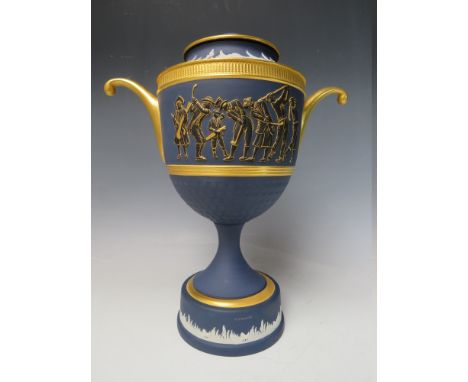 A WEDGWOOD GILT AND DEEP BLUE JASPERWARE TROPHY  - 'GENE SARAZEN CUP', the twin handled lidded trophy having gilt embellished