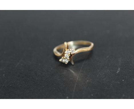A FIVE STONE DIAMOND RING SET IN UNMARKED YELLOW METAL, approximate weight 3.1 g, ring size R