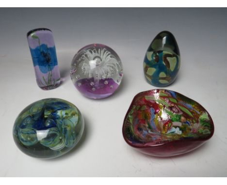 A COLLECTION OF GLASS PAPERWEIGHTS, to include a Mdina and an early Caithness example - H 12.8 cm, together with a Murano 'Tu