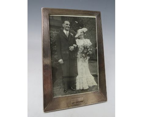 A HALLMARKED SILVER EASEL BACK PHOTO FRAME - BIRMINGHAM 1932, H 16.5 cm