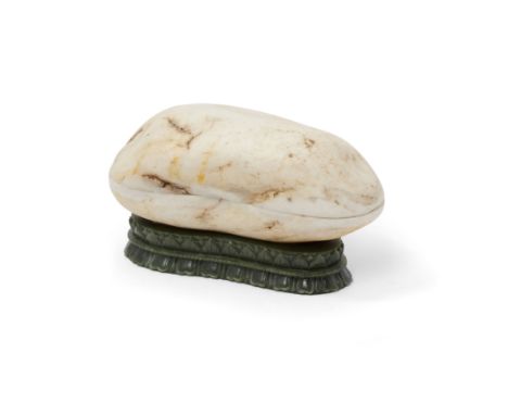 A Chinese hardstone 'pebble' box and coverLate Qing dynastyOf oval form, spinach jade stand, box.23cm x 14cm.清 十九世纪 硬石盒连碧玉雕座C