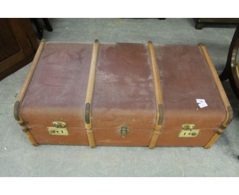 Ribbed travel trunk