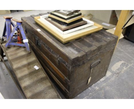Ribbed travel trunk