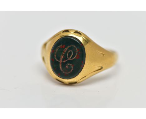 AN 18CT GOLD SIGNET RING, set with an oval bloodstone insert with an engraved initial 'C', worn detailing to the outer surrou