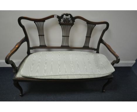 AN EDWARDIAN MAHOGANY SOFA, with a carved cresting, triple pierced splat back, open armrests, on cabriole legs, length 119cm