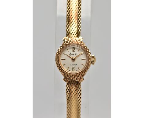 A LADIES 9CT GOLD 'ACCURIST' WRISTWATCH, hand wound movement, round champagne dial signed 'Accurist, 21 jewels', Arabic twelv