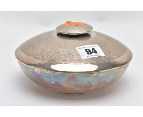 A 1930'S SILVER BOWL WITH LID, designed with engine turned detail to the lid, hallmarked 'Joseph Gloster Ltd' Birmingham 1933