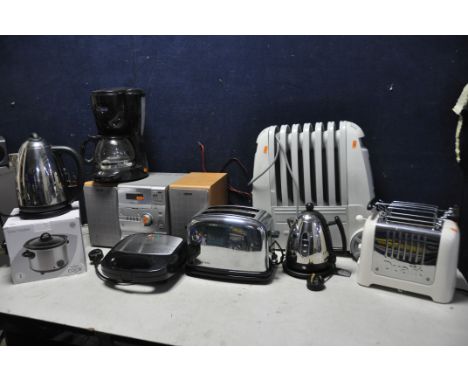 A SELECTION OF KITCHENALIA to include a Dualit kettle and toaster, Russell Hobbs toaster, kettle and Breville, De'Longhi TRF1