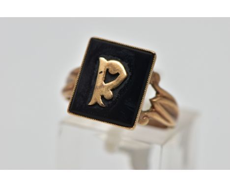 A VICTORIAN INITIAL MOURNING RING, designed with a black rectangular onyx insert, displaying a yellow metal initial 'P' to th