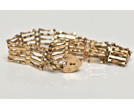 A 9CT GOLD GATE BRACELET, five bar gate bracelet, hallmarked 9ct Dublin, fitted with a heart padlock unmarked, length 180mm, 