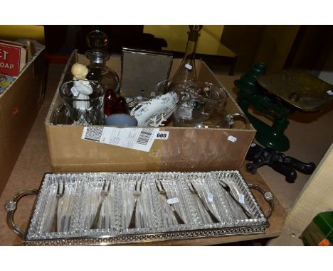 ONE BOX AND THREE LOOSE ITEMS OF GLASSWARE AND HOUSEHOLD SUNDRIES, to include a set of six glass pickle dishes with forks and