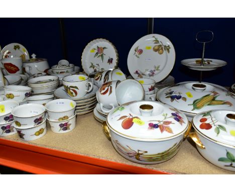 A QUANTITY OF ROYAL WORCESTER 'EVESHAM', 'WILD HARVEST', AND MIDWINTER STYLECRAFT 'ORANGES AND LEMONS', comprising 'Evesham' 