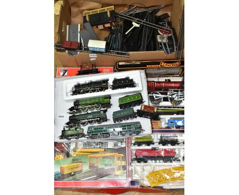 A BOXED LIMA OO GAUGE CONTAINER UNLOADER SET, to include class 55 Deltic locomotive 'Meld' No.D9003, B.R. two tone green live