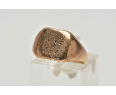A YELLOW METAL SIGNET RING, square polished signet with worn engraved initials, tapered polished shoulders and band, stamped 