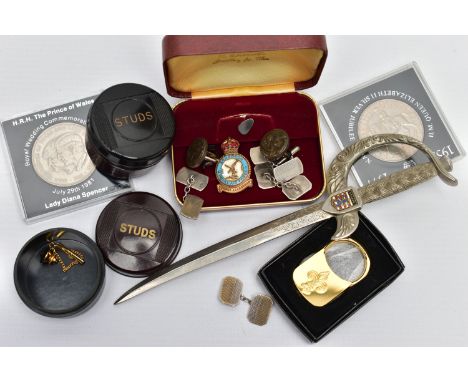 ASSORTED CUFFLINKS AND COMMEMORATIVE COINS, to include two pairs of white metal chain link cufflinks, detailed with an engine