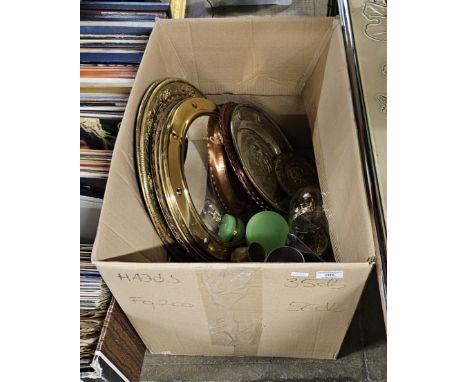 BOX CONTAINING VARIOUS BRASS TRAYS, BRASS MIRROR, DOME CASED CLOCK, PEWTER TANKERED, MANTLE CLOCK ETC      