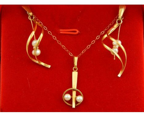 A 9ct yellow gold and pearl drop pendant, suspended on a 9ct yellow gold chain, together with 9ct yellow gold and pearl drop 