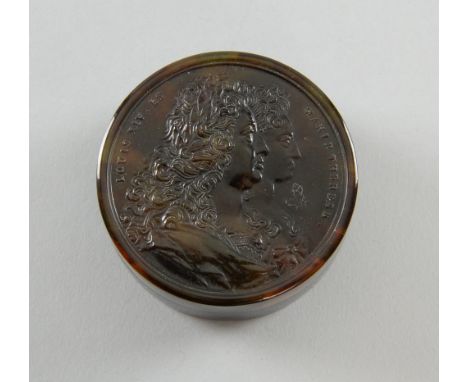 18th century French tortoiseshell snuff box, the cover with portraits of Louise XIV and Maria Theresa. 6cm DiaProvenance purc