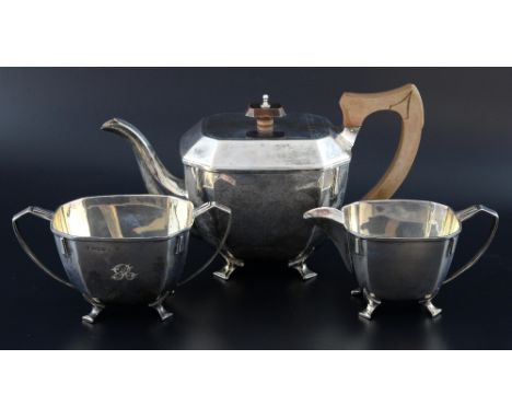 George V silver three piece tea service, comprising teapot, dream jug and sugar bowl, of octagonal section, each on four shap