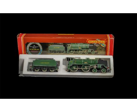 Hornby Railways 00 Gauge Scale Model Locomotive Tender  R 380,  SR Schools Class V locomotive tender 'Stowe', with original b