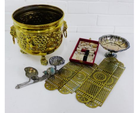 A mixed lot of metal wares to include a brass planter, brass finger plate, Epns dish, salt and pusher set etc., (a lot) 