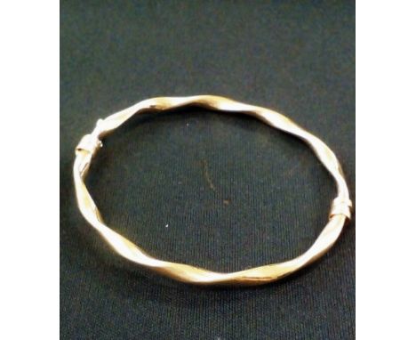 9 ct gold bangle, 4 grams 