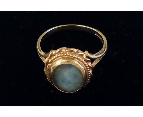 9 ct gold ring with central gemstone, size M