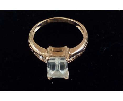 9 ct gold dress ring with large central white stone, size M