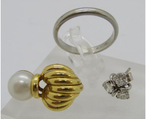 Group of jewellery comprising a single stylised 18ct pearl earring with clip fastening, 1.9g a further single white metal stu