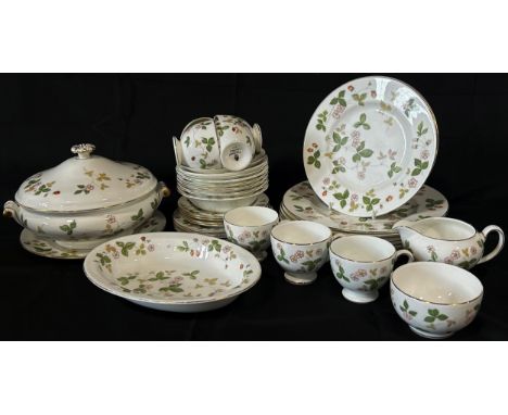 A Quantity of Wedgwood Wild Strawberry pattern dinnerware comprising tureen, bowls, teacups and saucers, etc 