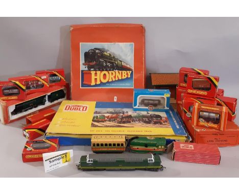 Collection of 0 gauge and 00 gauge model railway stock together with a Wrenn Formula 152 box set with accessories; lot includ